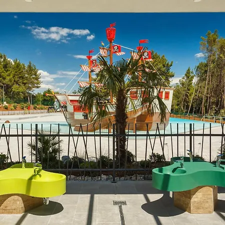 Lovely Stacaravan In Vabriga مكان تخييم بوريتش